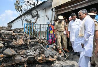 ಸಿದ್ದರಾಮಯ್ಯ, ಡಿ.ಕೆ.ಶಿವಕುಮಾರ್ ಅವರಿಂದ ಪಟಾಕಿ ದುರಂತ ನಡೆದ ಸ್ಥಳದ ಪರಿಶೀಲನೆ | Kannada Prabha